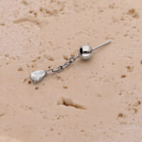 Ciondolo per piercing all'orecchio in argento con catena Ciondolo in argento con catena e cristallo ovale su sfondo beige