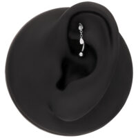 Inserto Rook Ovale in Cristallo Argento Inserto Rook argento con cristallo ovale su un modello di orecchio nero