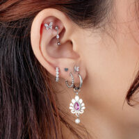 Piercing Rook con Cristallo Ovale Argento Orecchio con diversi piercing in argento, incluso un cristallo ovale