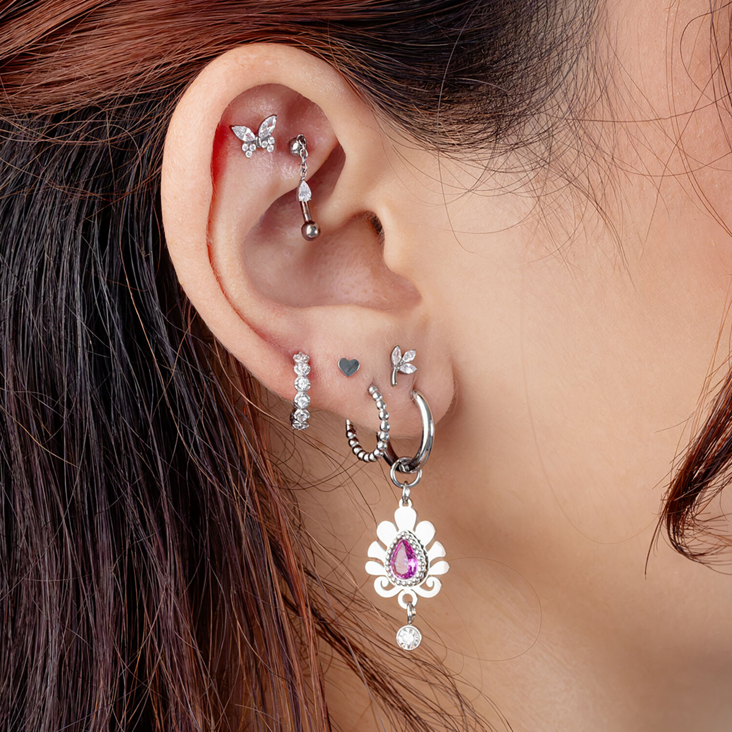 Piercing Rook con Cristallo Ovale Argento Orecchio con diversi piercing in argento, incluso un cristallo ovale