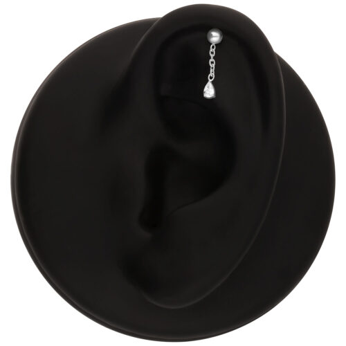 Piercing in argento con cristallo chiaro su modello di orecchio nero