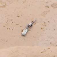 Accessorio piercing cristallo baguette argento Accessorio piercing cristallo baguette argento su pietra beige