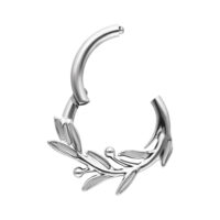 Clicker ramo d'olivo in titanio argento Clicker piercing argento a forma di ramo d'olivo su sfondo bianco