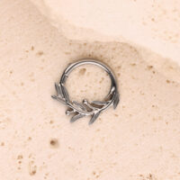 Clicker Piercing a Ramo d'Olivo Argento Clicker a Ramo d'Olivo Argento su sfondo sabbioso