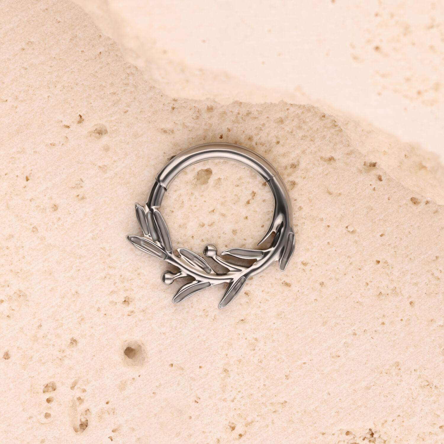 Clicker Piercing a Ramo d'Olivo Argento Clicker a Ramo d'Olivo Argento su sfondo sabbioso