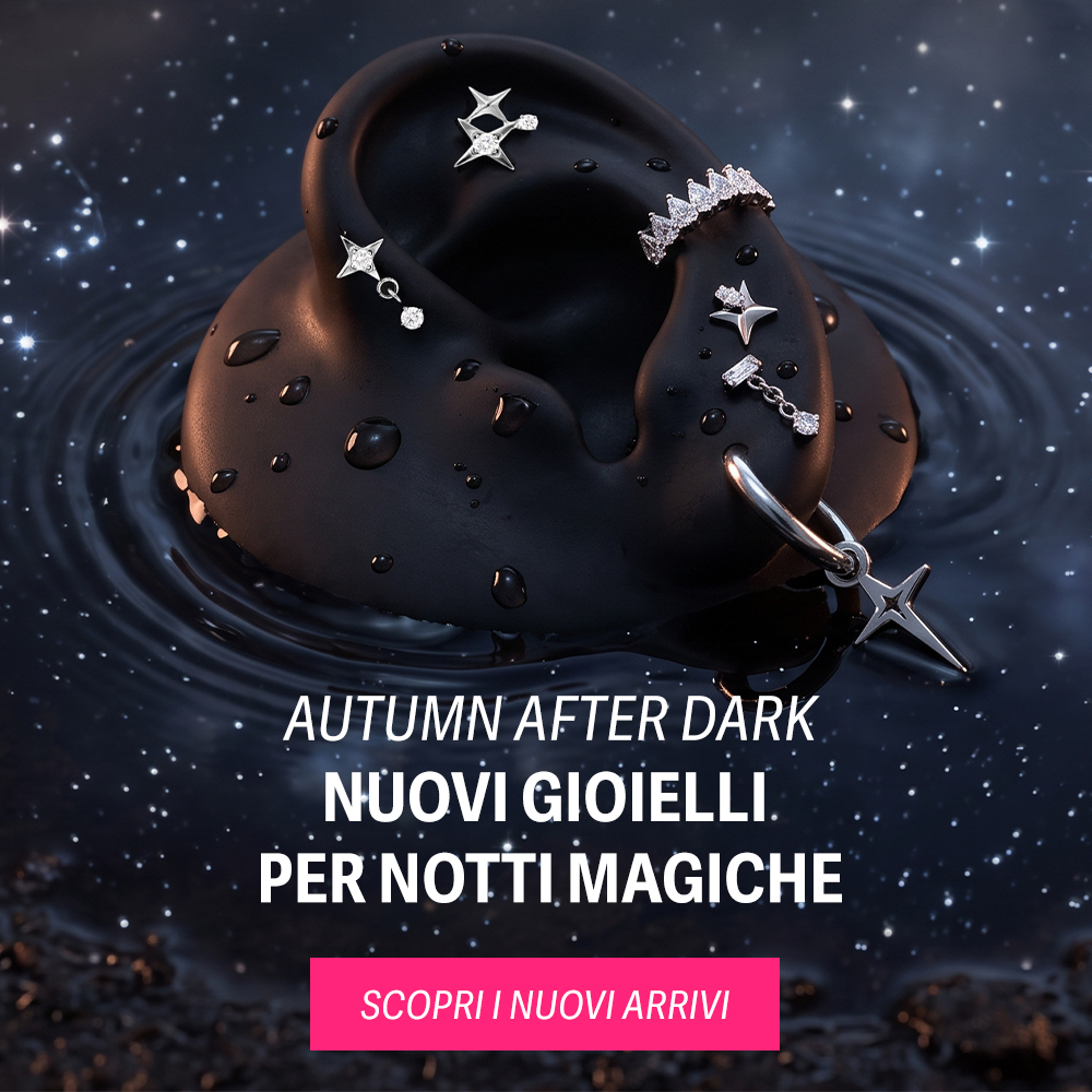 Gioielli d'argento a forma di stella su un sfondo nero con riflessi d'acqua