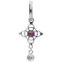 Orecchino d'argento con dettaglio di ametista Orecchino d'argento con design delicato, ametista viola e piccolo ciondolo di diamante su sfondo bianco