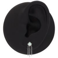 Orecchino in argento con pietra opale quadrata e tre catenine su sfondo nero