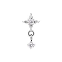 Orecchino a forma di stella in argento con cristalli su sfondo bianco