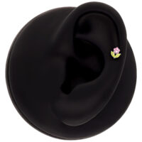 Orecchino a forma di fiore rosa con foglie verdi su sfondo nero