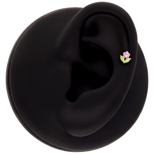 Orecchino a forma di fiore rosa con foglie verdi su sfondo nero