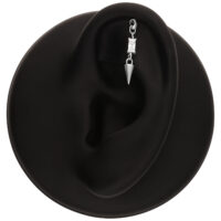 Modello di orecchio nero con una punta per piercing rook in argento, cristallo e pendente a cono.