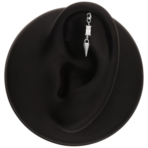 Modello di orecchio nero con una punta per piercing rook in argento, cristallo e pendente a cono.
