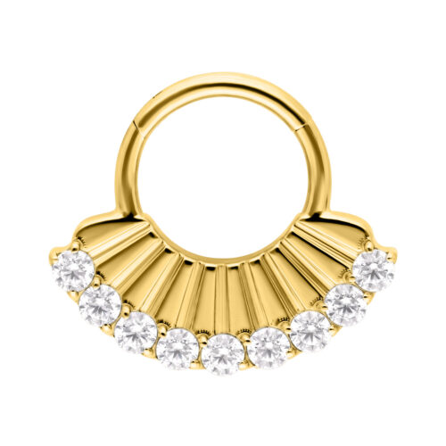 Anello piercing dorato con cristalli scintillanti su sfondo bianco