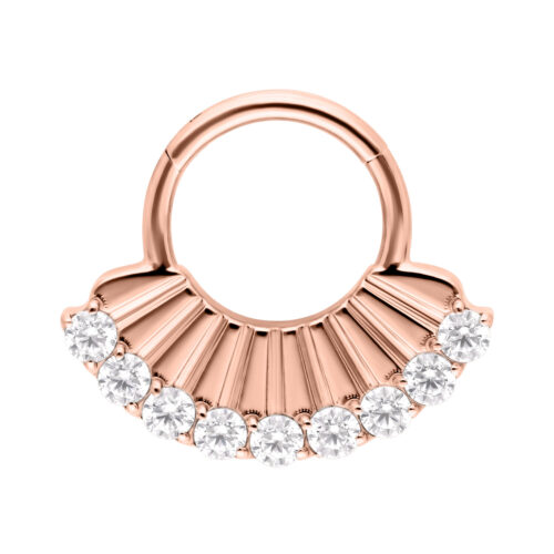 Anello a scatto rosé con decorazione in cristallo su sfondo bianco