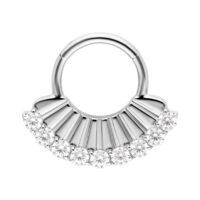 Anello clicker in acciaio argentato con zirconi bianchi su sfondo bianco