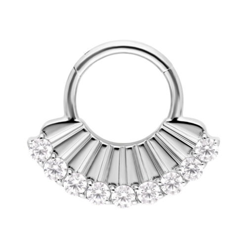 Anello piercing argento con cristalli, disposti a semicerchio su sfondo bianco