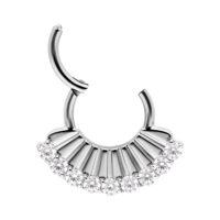 Orecchino a cerchio in argento con zirconi brillanti su sfondo bianco