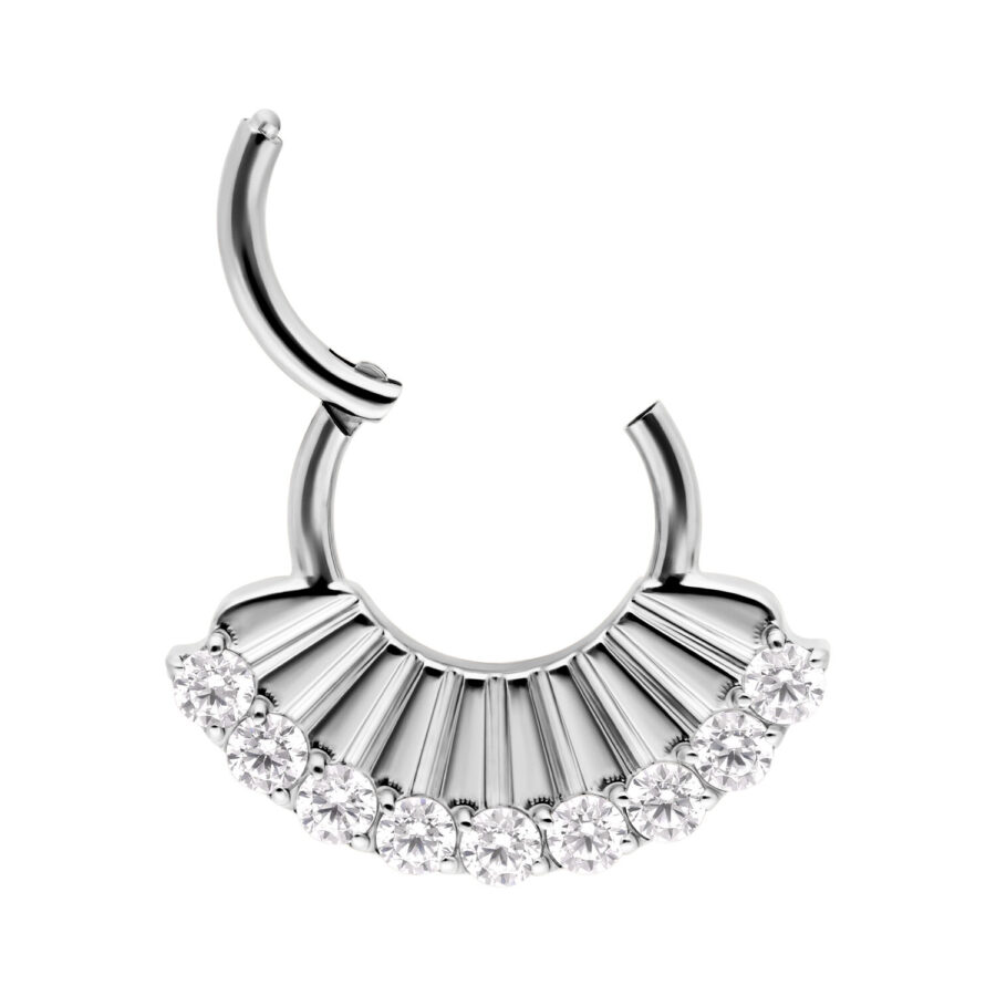 Orecchino a cerchio in argento con zirconi brillanti su sfondo bianco