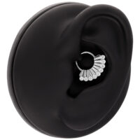 Orecchino circolare in argento con zirconi su supporto nero a forma di orecchio