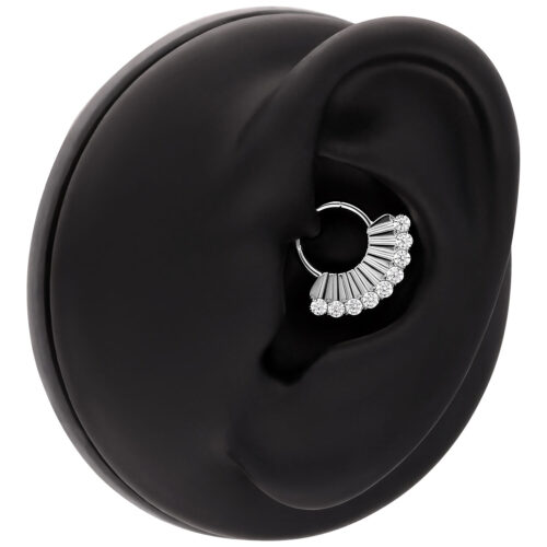 Clicker in cristallo argento mostrato su un orecchio nero