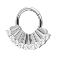 Cerchietto septum in argento con zirconi incastonati su sfondo bianco