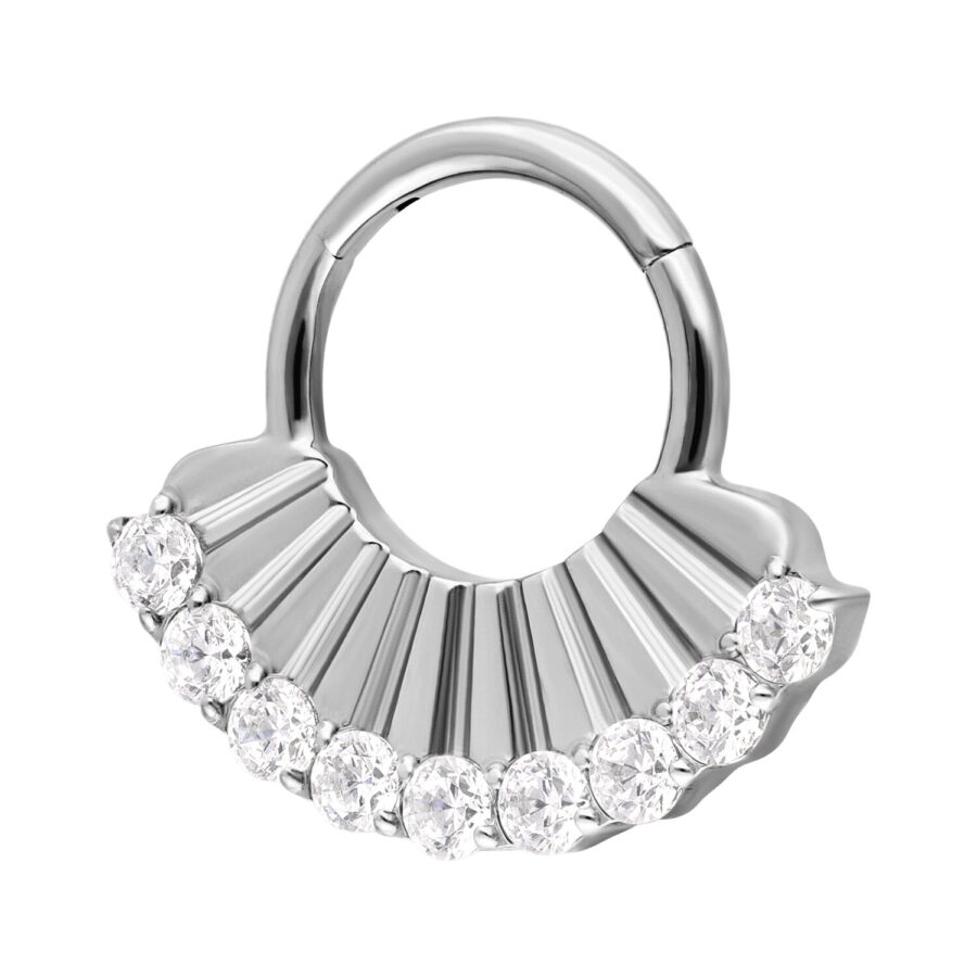 Cerchietto septum in argento con zirconi incastonati su sfondo bianco