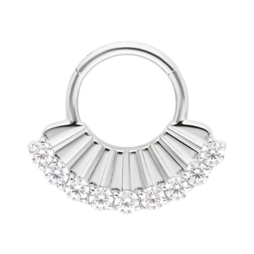 Anello piercing in oro bianco con cristalli scintillanti su sfondo bianco