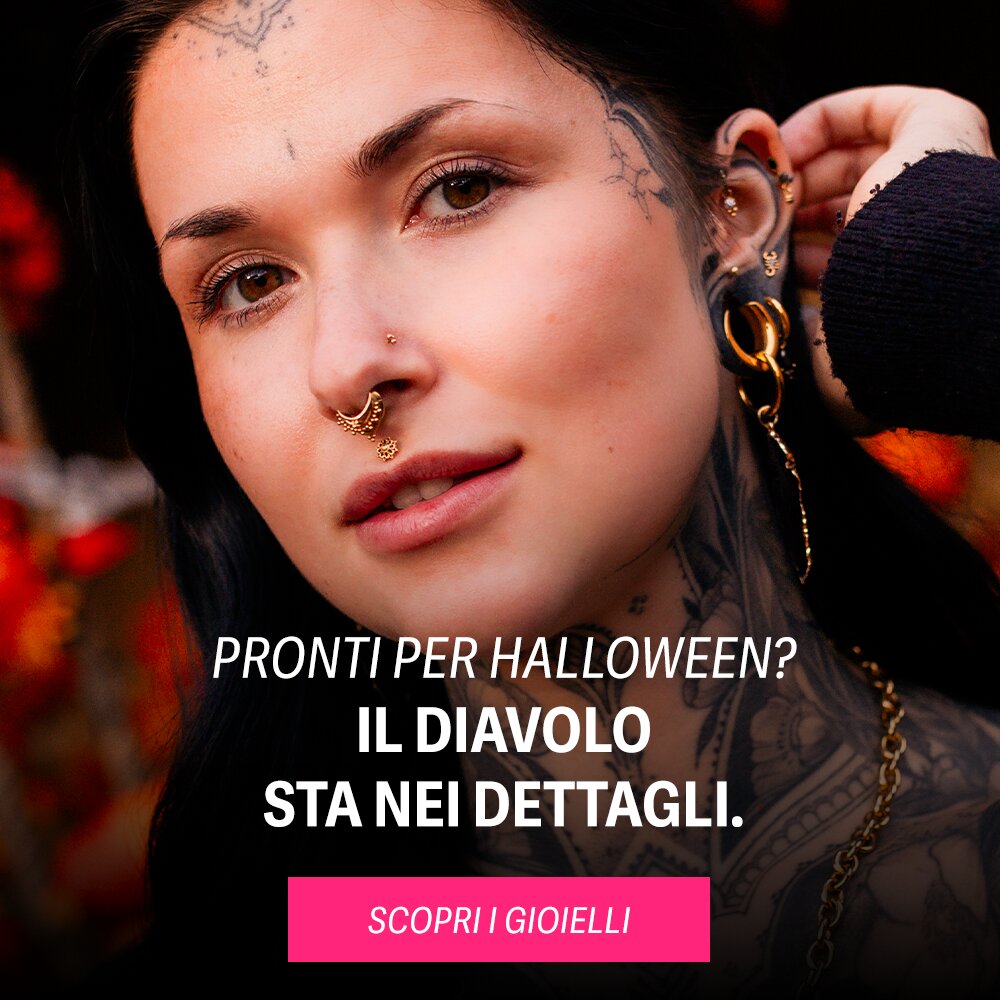 Donna con piercing e orecchini dorati, sfondo autunnale