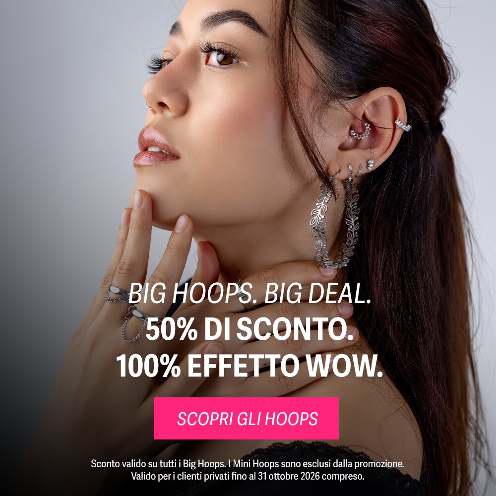 Donna con orecchini a cerchio argentati su sfondo grigio chiaro