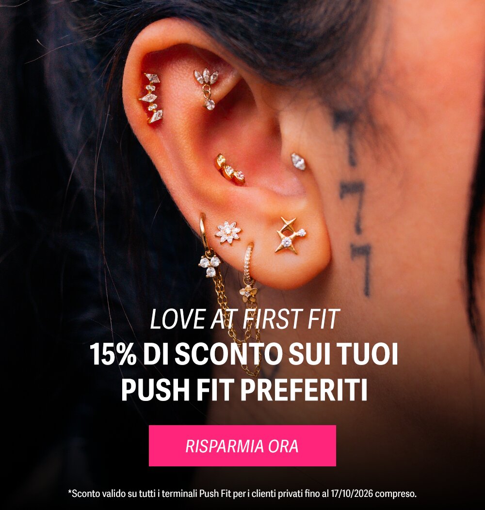 Orecchio con vari piercing push fit dorati e argento su sfondo nero