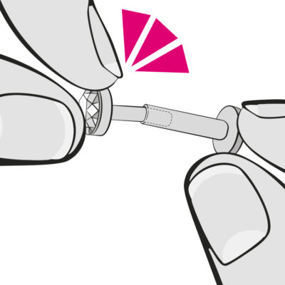 Primo piano su mani che inseriscono un orecchino pushfit con sfondo bianco